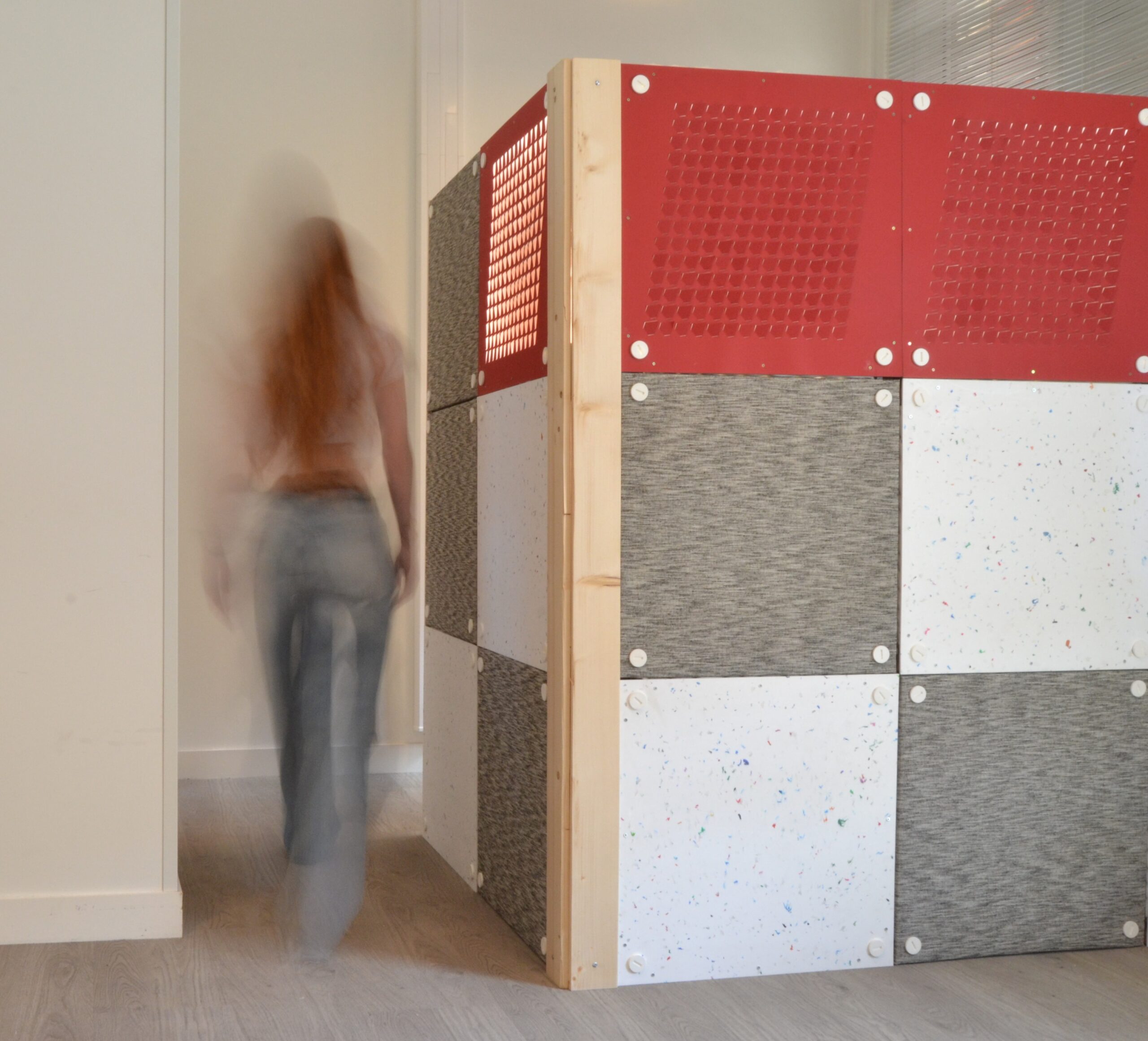 Aménagement showroom avec des cloisons démontables, amovibles et modulaires de bric à barac, pour mettre en avant du mobilier.